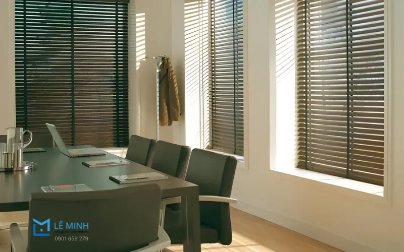 Văn phòng - showroom - Bảng giá rèm sáo gỗ cần đồng bộ và tiết kiệm