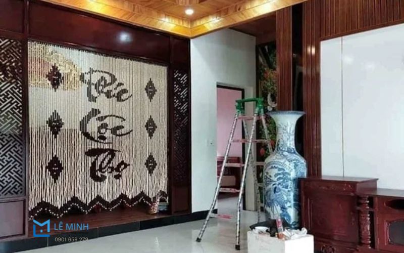 Rèm hạt gỗ bàn thờ là gì và ý nghĩa phong thủy trong không gian thờ cúng gia tiên