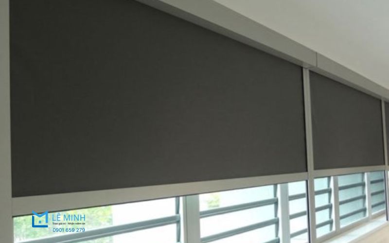 Hình mô tả cấu tạo và kích thước rèm cuốn Ecoshade giúp làm rõ các yếu tố ảnh hưởng đến giá rèm cuốn tự động Ecoshade như vải, motor và kích thước cửa.