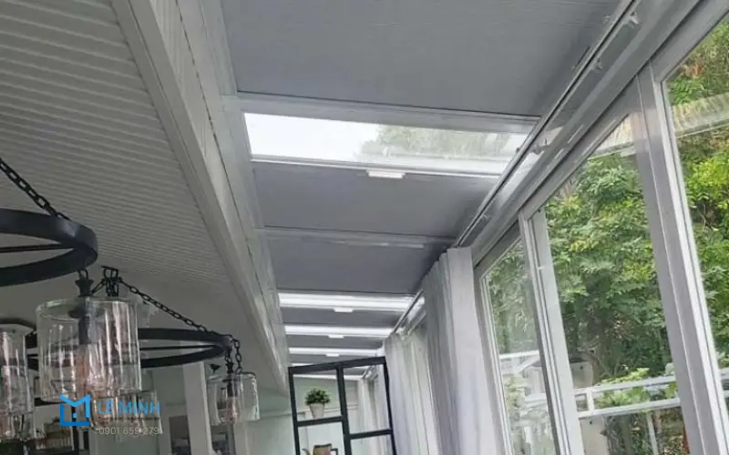 Bảng giá mới nhất 2025 khi tìm hiểu rèm trần tự động là gì?