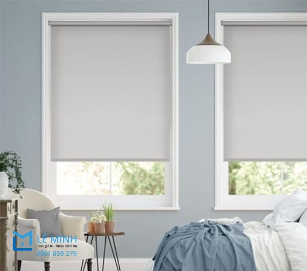 Rèm cửa sổ màu xám mang lại vẻ hiện đại và tối giản cho phòng ngủ.