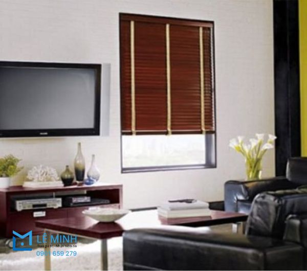 Rèm cửa sổ gỗ nâu tạo điểm nhấn sang trọng cho phòng khách hiện đại.