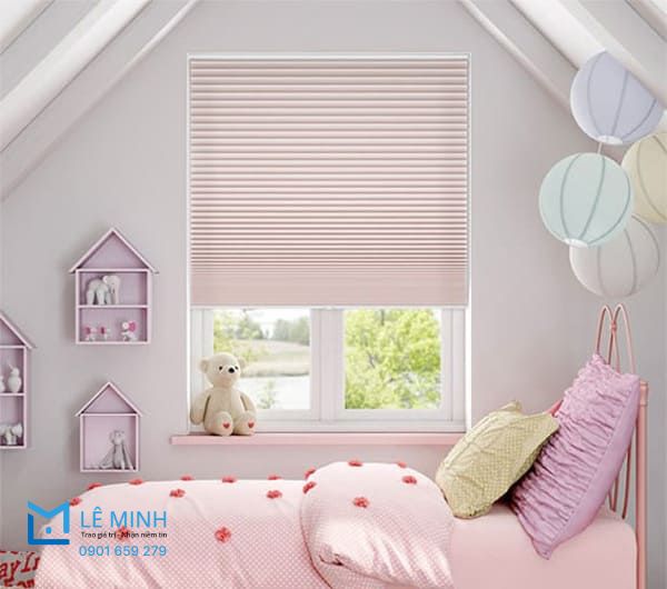 Rèm cửa sổ tổ ong với thiết kế lục giác giúp cách nhiệt hiệu quả.