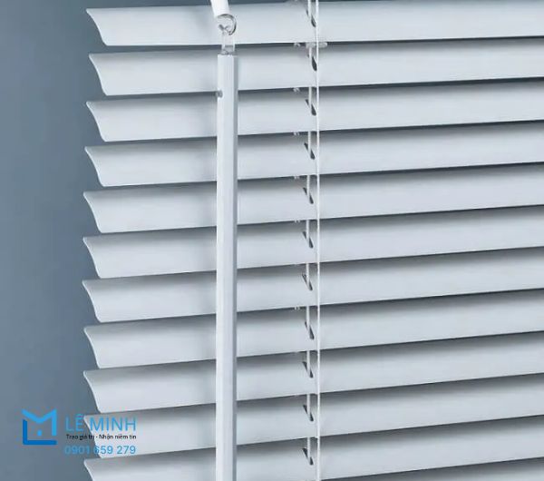 Rèm cửa sổ sáo nhôm màu trắng giúp kiểm soát ánh sáng hiệu quả cho văn phòng.