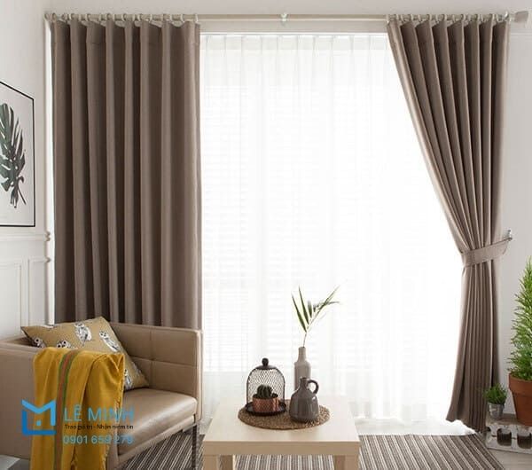 Rèm gia đình 2 lớp hiện đại với lớp voan trắng kết hợp vải dày màu ghi, mang đến vẻ thanh lịch cho phòng khách.