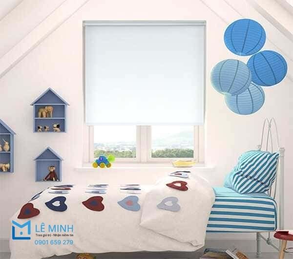 Rèm gia đình cuốn trơn màu trắng mang lại ánh sáng dịu nhẹ cho phòng ngủ trẻ em, tạo không gian vui tươi.