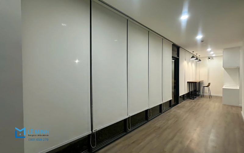 Rèm cuốn tự động có cấu tạo đơn giản gồm: động cơ, giá đỡ, phần vải, bộ điều khiển