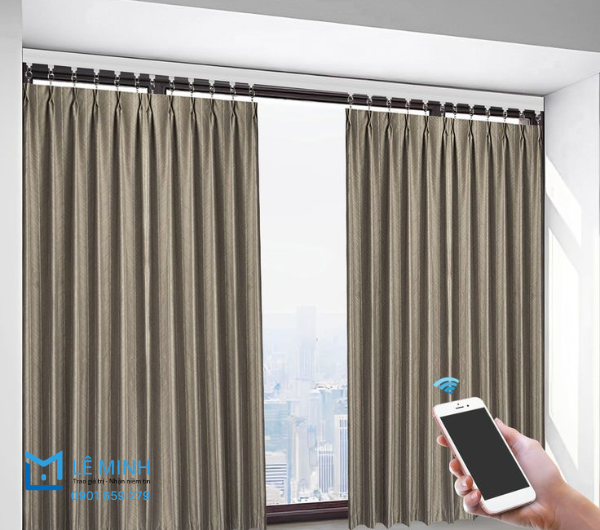 Rèm tự động mang lại ánh sáng tự nhiên vừa đủ và thoáng mát cho không gian gia đình.