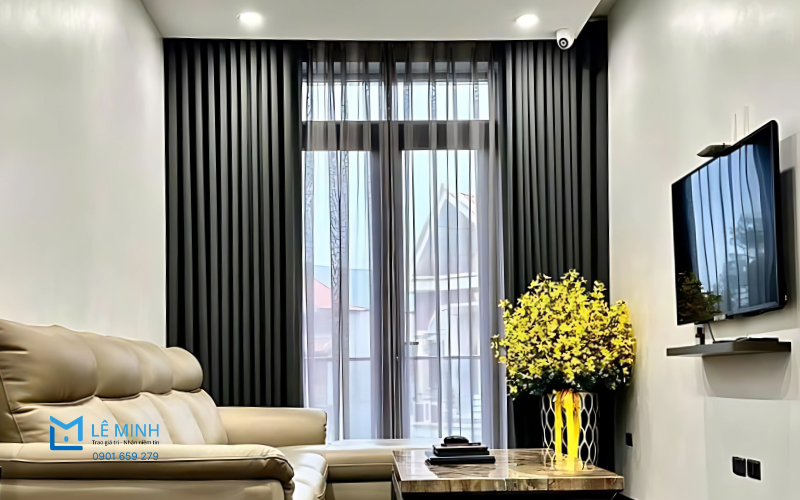 Cấu trúc cơ bản của rèm vải tự động gồm thân, trục cuốn, thanh treo, động cơ và bộ điều khiển