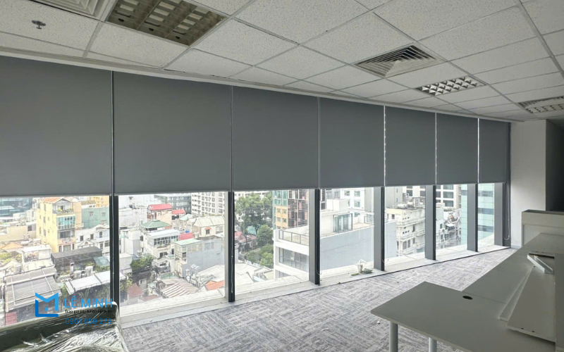 Rèm văn phòng dạng cuốn màu xám giúp che nắng hiệu quả và tạo không gian làm việc chuyên nghiệp.