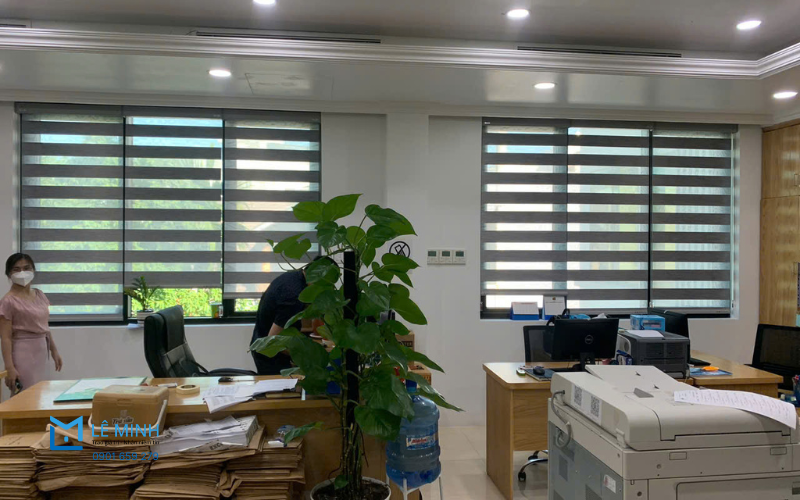 Rèm văn phòng cầu vồng với thiết kế sọc ngang tạo điểm nhấn tinh tế và sang trọng.