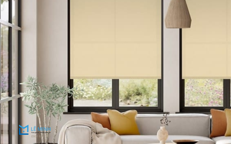 Không gian phòng khách hiện đại được trang trí bằng rèm cuốn cửa sổ TPHCM màu trắng tinh tế