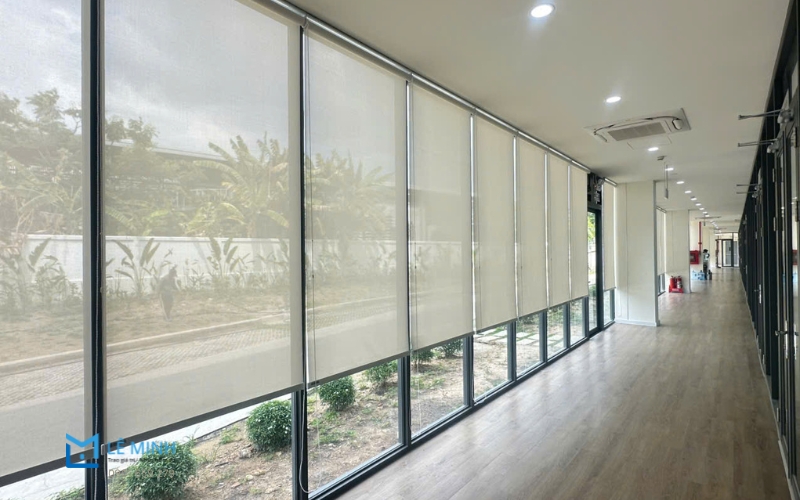 Bộ rèm cuốn cửa sổ TPHCM màu be nhẹ mang lại cảm giác ấm áp cho phòng làm việC