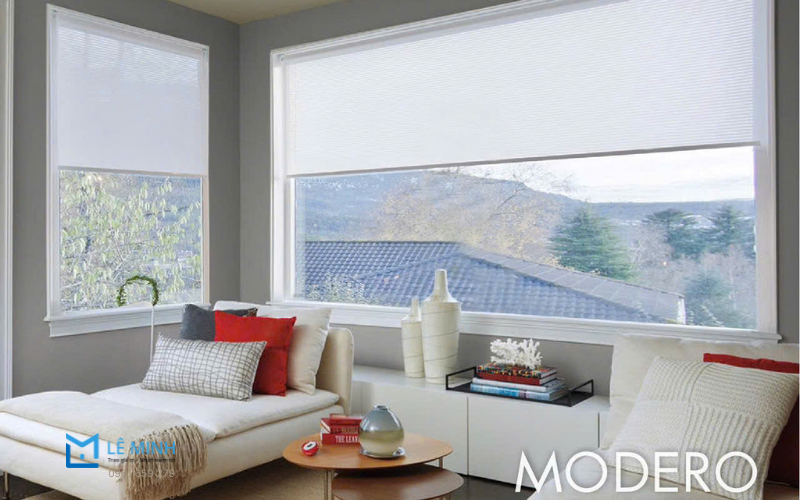 Vải rèm lưới xuyên sáng của rèm cuốn cửa sổ TPHCM giúp đón sáng nhẹ nhàng cho căn hộ