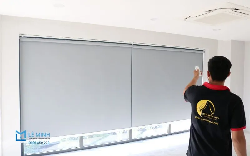 Rèm cuốn tự động phòng khách hiện đại giúp tiết kiệm diện tích và điều chỉnh ánh sáng linh hoạt.