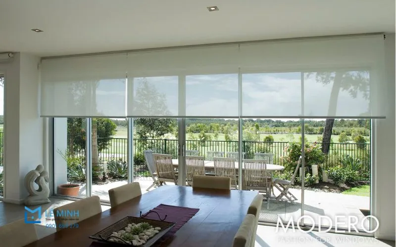 Chọn rèm tự động phòng khách dựa vào chất liệu, màu sắc và kiểu dáng hài hòa nội thất.