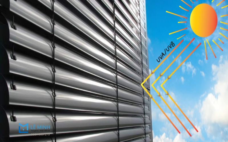 Rèm sáo nhôm ngoài trời lắp hướng Tây giúp giảm nhiệt và cản tia UV hiệu quả.