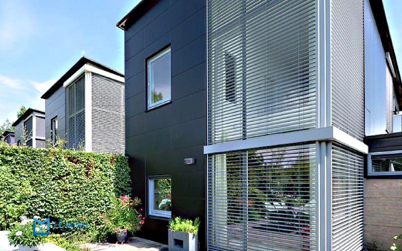 Rèm sáo nhôm ngoài trời bản lớn tạo điểm nhấn thẩm mỹ cho mặt tiền nhà phố hiện đại.