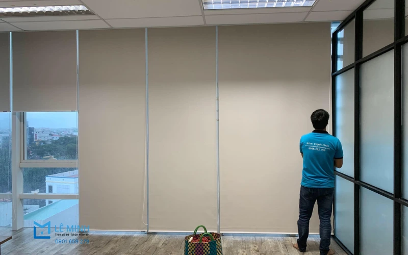 Sau khi giá đỡ đã được cố định chắc chắn, bạn tiến hành lắp trục rèm cuốn vào đúng vị trí