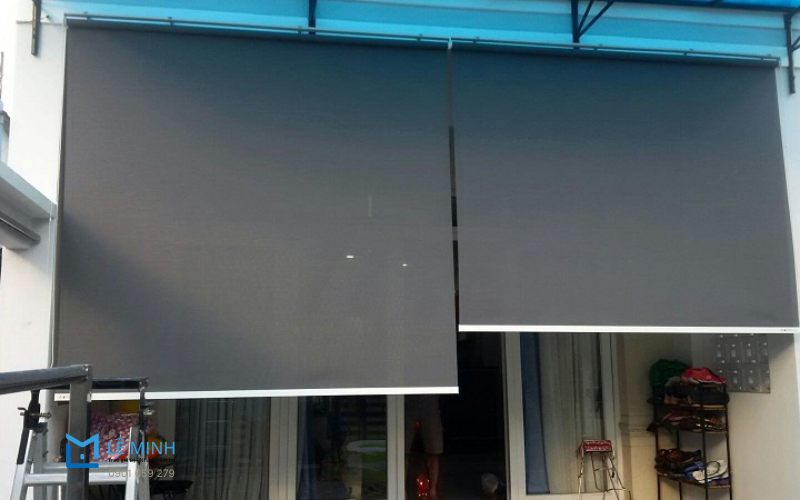 Rèm cuốn chống nắng cửa chính cho cửa kính
