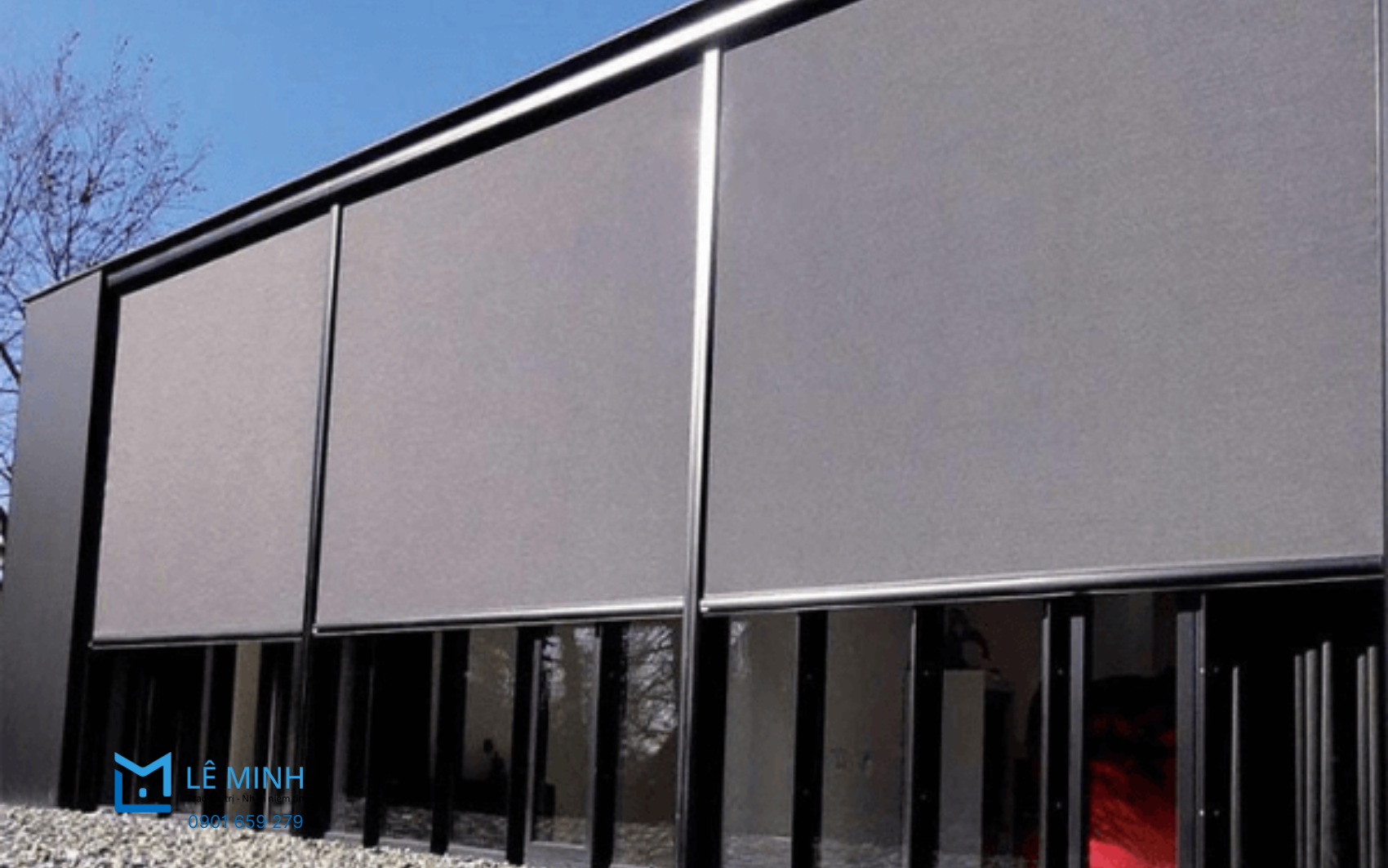 Rèm cuốn che nắng mưa là dòng rèm được thiết kế chuyên dụng cho khu vực ngoài trời hoặc những vị trí tiếp xúc trực tiếp với ánh nắng, mưa gió và bụi bẩn