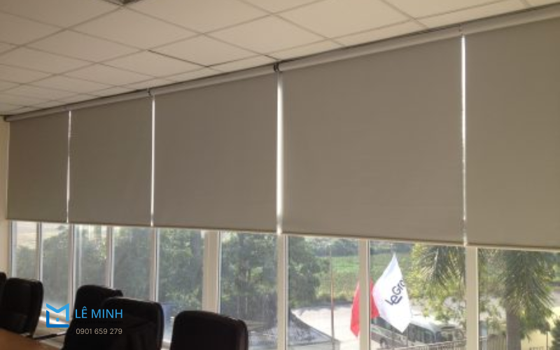 Rèm cuốn cửa kính - giải pháp che nắng hiệu quả cho không gian hiện đại