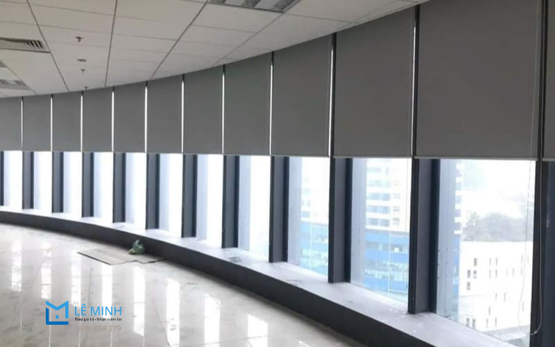 Ưu điểm nổi bật của rèm cuốn cửa kính trong thực tế sử dụng