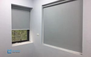 Ảnh bộ rèm cuốn cửa sổ không cần khoan màu xám lắp ở phòng khách, che nắng linh hoạt cho cửa kính lớn.