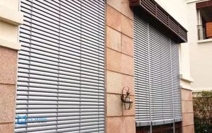 Rèm sáo nhôm ngoài trời lắp cho cửa sổ giúp che nắng, đón gió và bảo vệ nội thất hiệu quả.