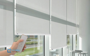 Rèm cuốn chống nắng cửa chính đẹp, giá rẻ, cản nắng 100%